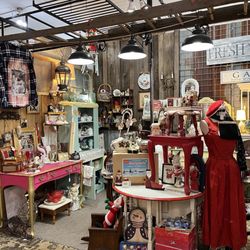 Second Chance Antiques - Overview of just one space in the store. It's directly up the ramp from the front desk.