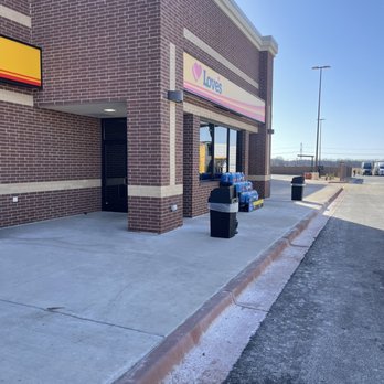 Love's Travel Stop - the front of the store - Gas Stations Near Me - Morris, Illinois