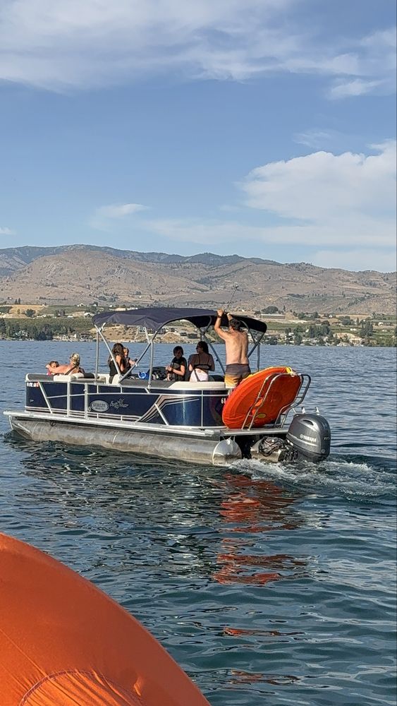 Shoreline Watercraft & Boat Rentals Logo