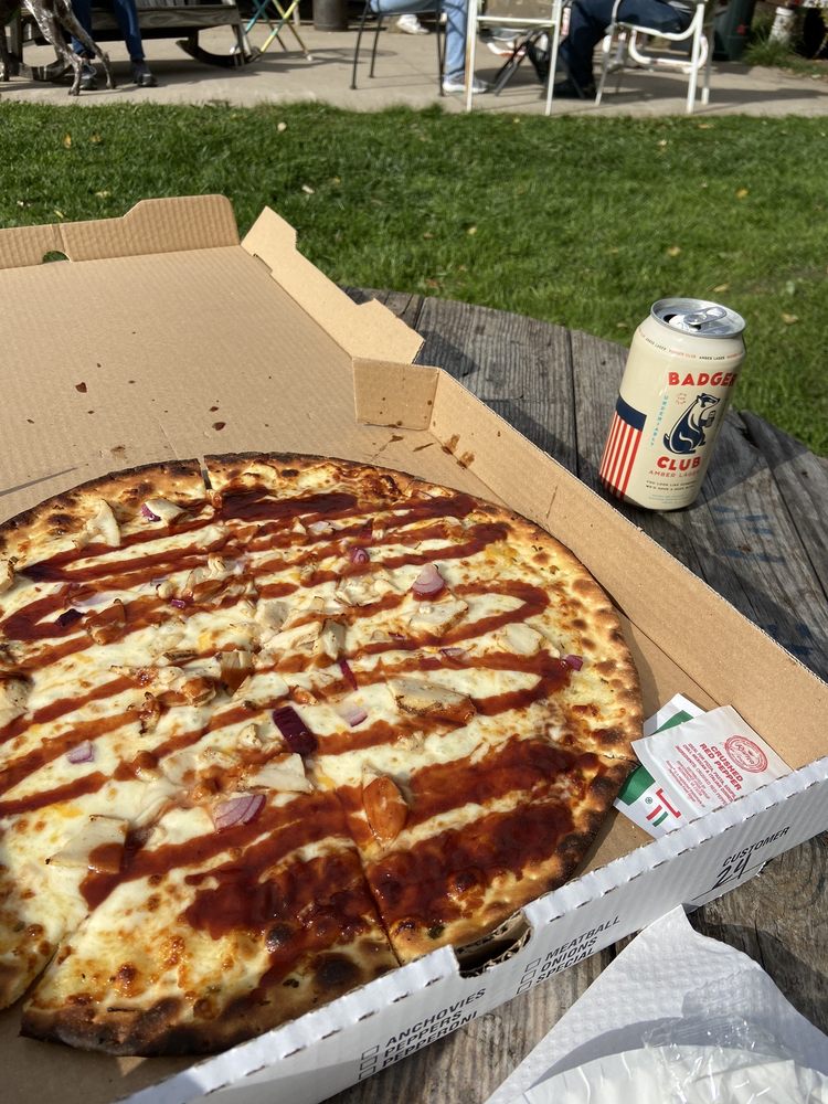 Winghaven Pizza Farm Logo