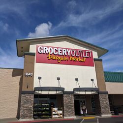 Grocery Outlet - Store front.