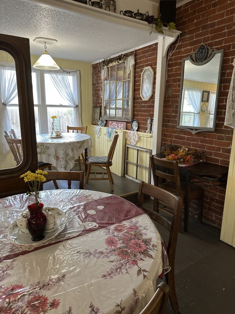 Cranberry Cottage Tea Room & Boutique Logo