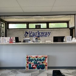 Parkway Animal Hospital - An empty front desk counter where we sat waiting for 15 minutes and nobody to check in with.