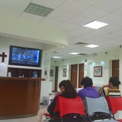 Médica Vial - Recepción, sala de espera y al fondo se pueden ver los baños
