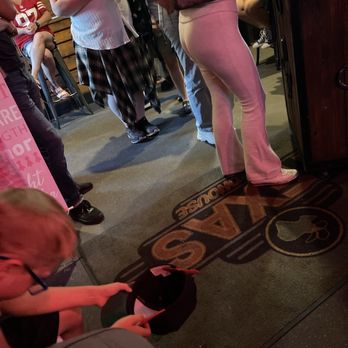 Texas Roadhouse - It's packed and hot. Been sitting here for now 40 mins. - Barbeque Near Me - Tracy, California