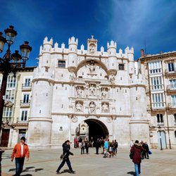 Arco de Santa María - Pass through the gates!