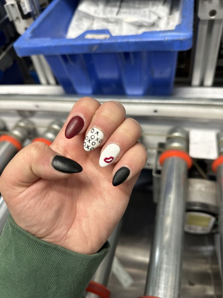 Luxe Nails & Spa Logo