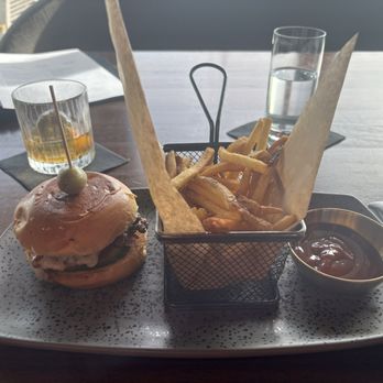 Thompson San Antonio - Riverwalk - Smash burger with fries - Hotels Near Me - San Antonio, Texas
