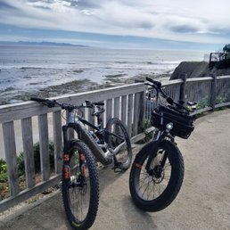 Pleasure Point overlook....just 50ft away from The Point Market with bench's and tables and bathrooms