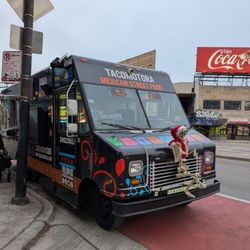 Tacomotora - Taco truck at division blue line