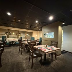 Great Wall Chinese Restaurant - Main restaurant in dining area with aquarium.