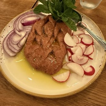 Restaurant Mazze - Kibbeh nayeh - Tartare de bœuf libanais traditionnel, subtilement assaisonné d'épices orientales - Lebanese Near Me - Laval, Quebec