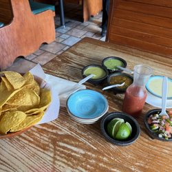 Taqueria La Unica - Salsa, queso and chips