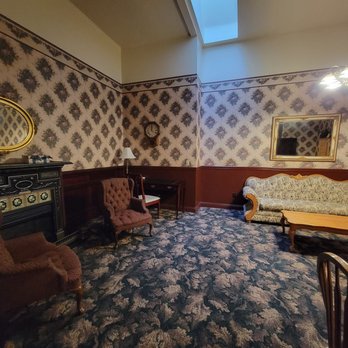 Victorian Inn - Common area is so comfortable - Hotels Near Me - Ferndale, California