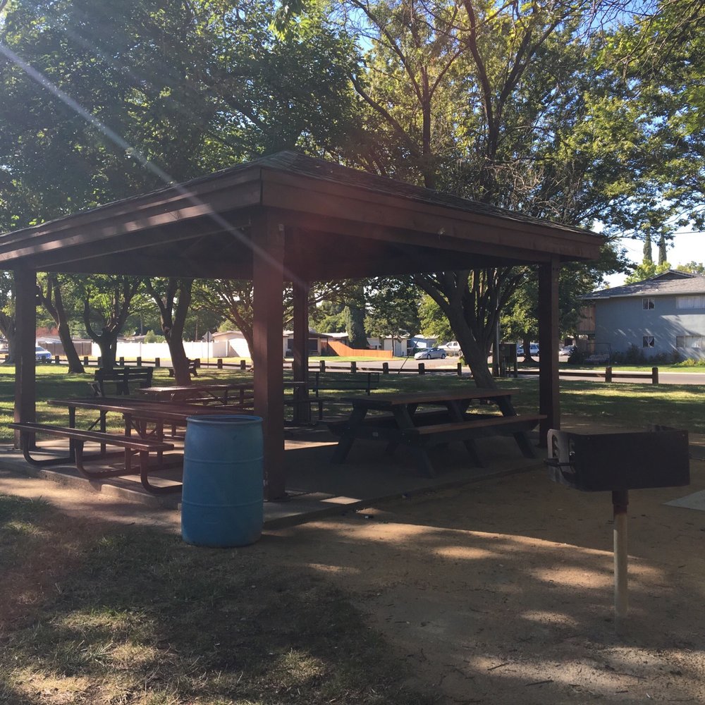 Jensen Park - Gazebo with small BBQ - Parks Near Me - Willows, California