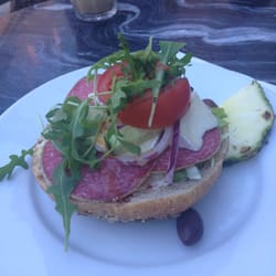 Brie och salamismörgås. 65:-