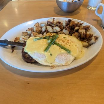 Sunset Grill - This is the crab cake Benedict. Very tasty. - Breakfast & Brunch Near Me - Niagara Falls, Ontario