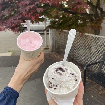 Dairy Deluxe - Dairy strawberry milkshake and non dairy cookies and cream - Ice Cream & Frozen Yogurt Near Me - Highland Park, New Jersey