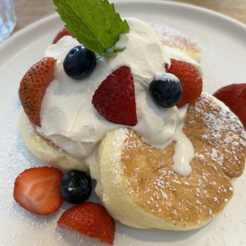 Flipper’s - Fresh fruit soufflé, pancake - Pancakes Near Me - New York, New York