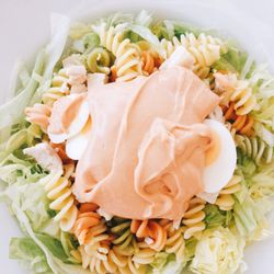 101 pizzas - Ensalada de pasta con salsa rosa.