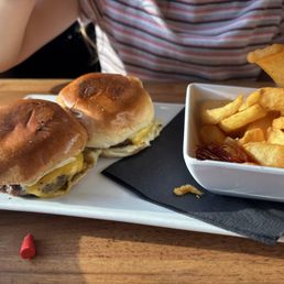 KID CHEESE SLIDER with fries KID CHEESE SLIDER with fries