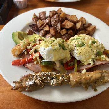Harvest Moon - Eggs Benedict with added bell peppers, a sprinkle of garlic and a side of Thai Chicken - American Near Me - Modesto, California Harvest Moon - Eggs Benedict with added bell peppers, a sprinkle of garlic and a side of Thai Chicken - American Near Me - Modesto, California