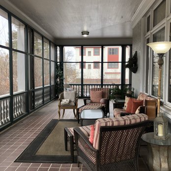 Alexander Mansion Historic Bed and Breakfast - Front porch - Hotels Near Me - Winona, Minnesota
