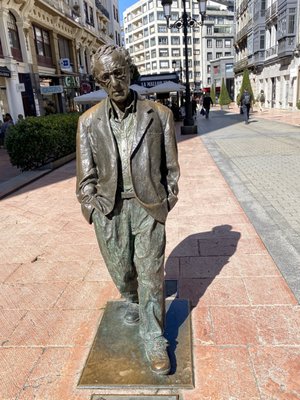 Estatua de Woody Allen by null
