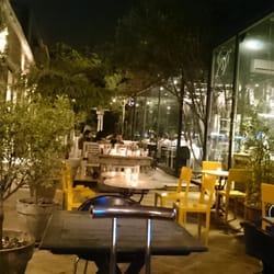 Sissi Tienda Bar - El lugar visto desde afuera, en la galería Sr. Espacio.