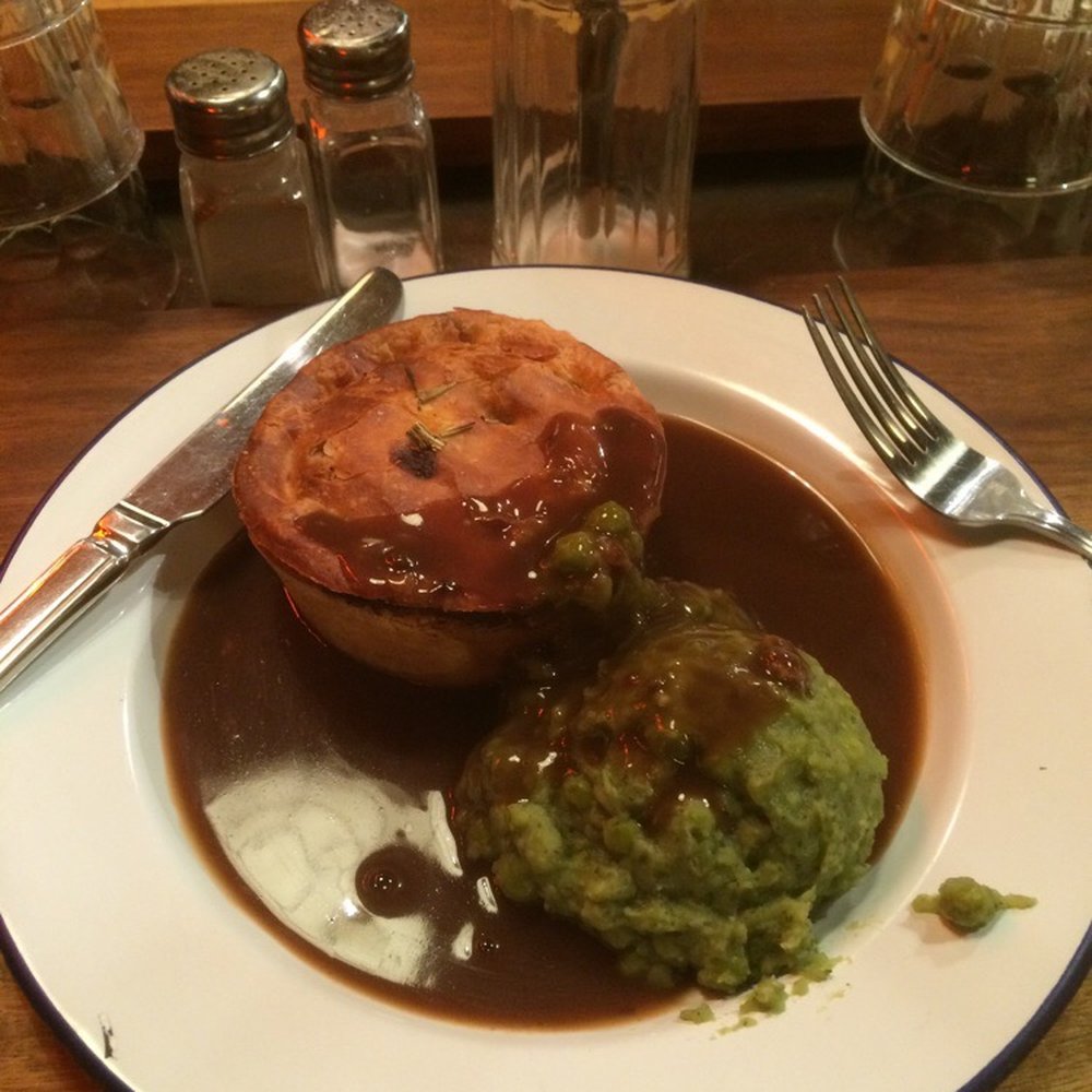 Beef and kidney pie with mushy peas Beef and kidney pie with mushy peas
