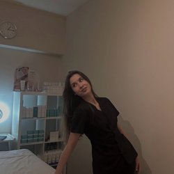 Massage therapist Yani