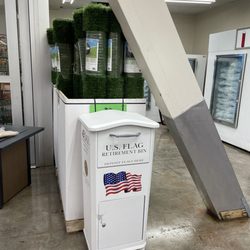 Grocery Outlet - US flag retirement bin