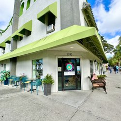 Gone Juicing - Front entrance & outdoor seating