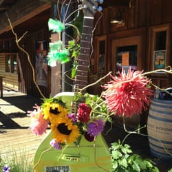 Sisters Folk Festival - Find the venue by looking for the guitar. Depot Cafe.