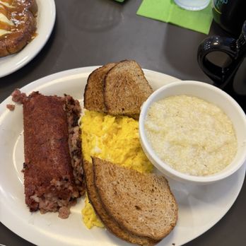 Eggs Up Grill - Founder's Hash & Egg Side Grits - Breakfast & Brunch Near Me - Bluffton, South Carolina