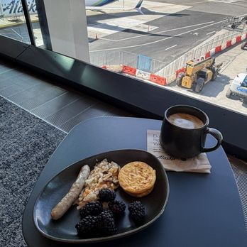 Alaska Lounge - Airport Lounges Near Me - Portland, Oregon