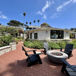 Carmel Beach Hotel - Fire pit and lobby building