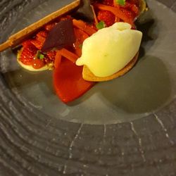 Restaurant le Vivarais - Fraises et rhubarbe sable et sorbet pamplemousse.