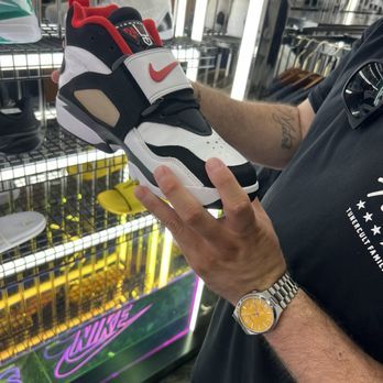 Shoe Palace - Shoe Stores Near Me - Los Angeles, California