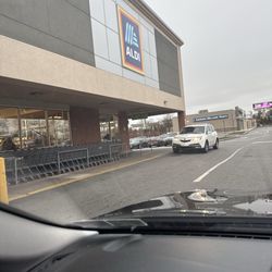ALDI - Entrance