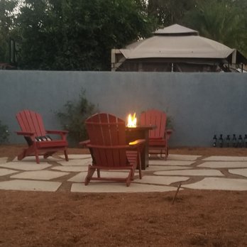 Design by Nature Studio - a patio with a fire pit - Landscape Architects or Designers Near Me - Los Angeles, California Design by Nature Studio - a patio with a fire pit - Landscape Architects or Designers Near Me - Los Angeles, California