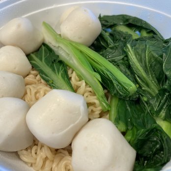 Kukui Cafe - Fish Ball with Instant Noodles in Soup ($8): they ran out of look funn, but that wasn't an issue with this yummy lunch :) - Chinese Near Me - Honolulu, Hawaii