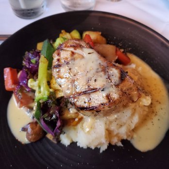 Cappy's Restaurant - Seared ahi tuna with mashed potatoes and roasted veggies - Delicious! - New American Near Me - San Antonio, Texas