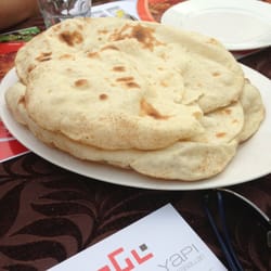 Özşark Yaprak Döner - Her siparis ile birlikte gelen alev alev, balon gibi pufff ekmek. Hmmm lezzetli...