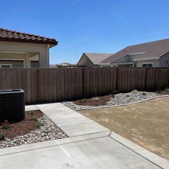 Elegante Landscapes - a backyard with a fence and a trash can - Landscaping Near Me - North Highlands, California Elegante Landscapes - a backyard with a fence and a trash can - Landscaping Near Me - North Highlands, California