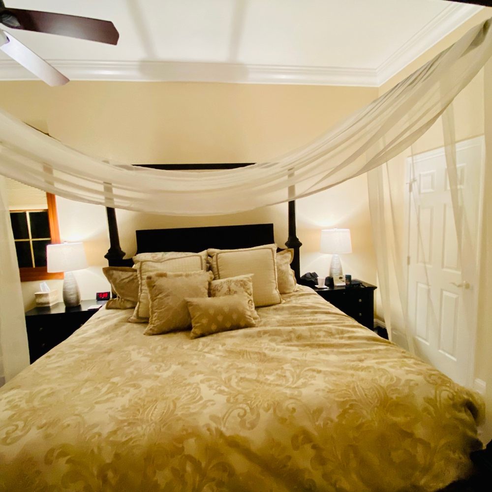 The Hope Inn - So many pillows! - Hotels Near Me - Redding, California The Hope Inn - So many pillows! - Hotels Near Me - Redding, California
