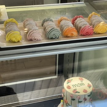 Cannoli Queens - a variety of cakes in a display case - Bakeries Near Me - Vaughan, Ontario Cannoli Queens - a variety of cakes in a display case - Bakeries Near Me - Vaughan, Ontario