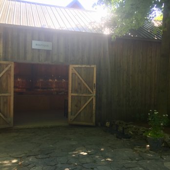 Domaine du Ridge - Wine store entrance - Wineries Near Me - Saint-Armand, Quebec Domaine du Ridge - Wine store entrance - Wineries Near Me - Saint-Armand, Quebec