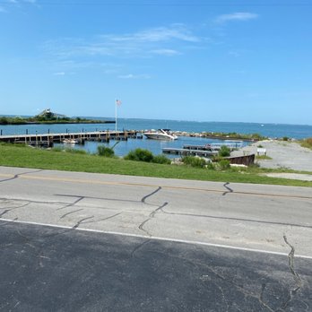 West Bay Inn - Dock parking at West Bay - American Near Me - Kelleys Island, Ohio West Bay Inn - Dock parking at West Bay - American Near Me - Kelleys Island, Ohio