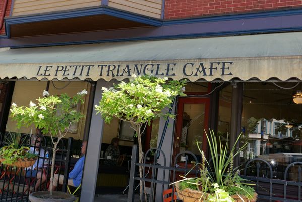 Le Petit Triangle Cafe by null